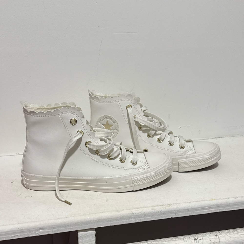 7.5 white leather scalloped converse